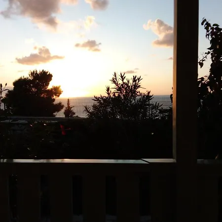 Deep Blue-daphne Apartment *